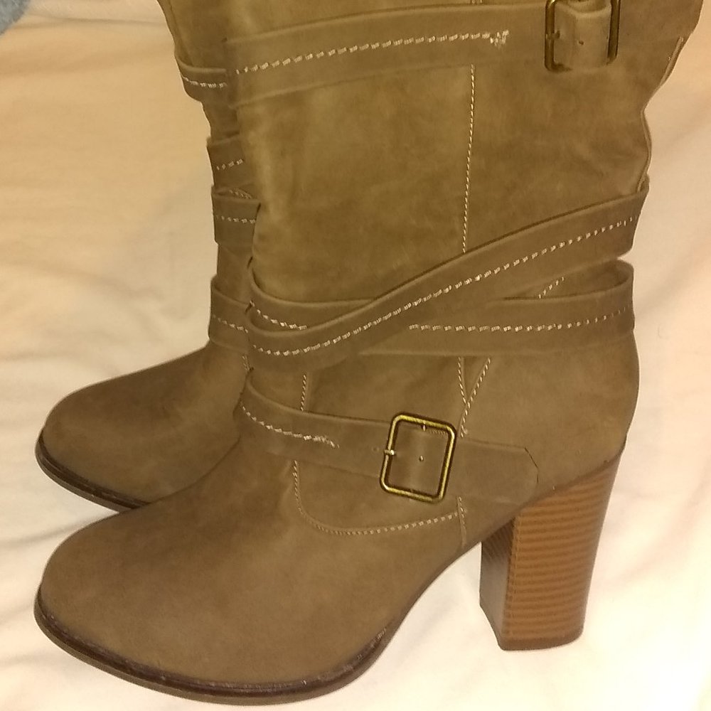 9 1/2  Taupe Boots    Brand New !!!  NWOT/ CUTE !!